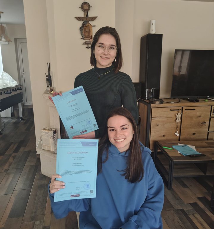 Two participants holding their Youthpass certificates